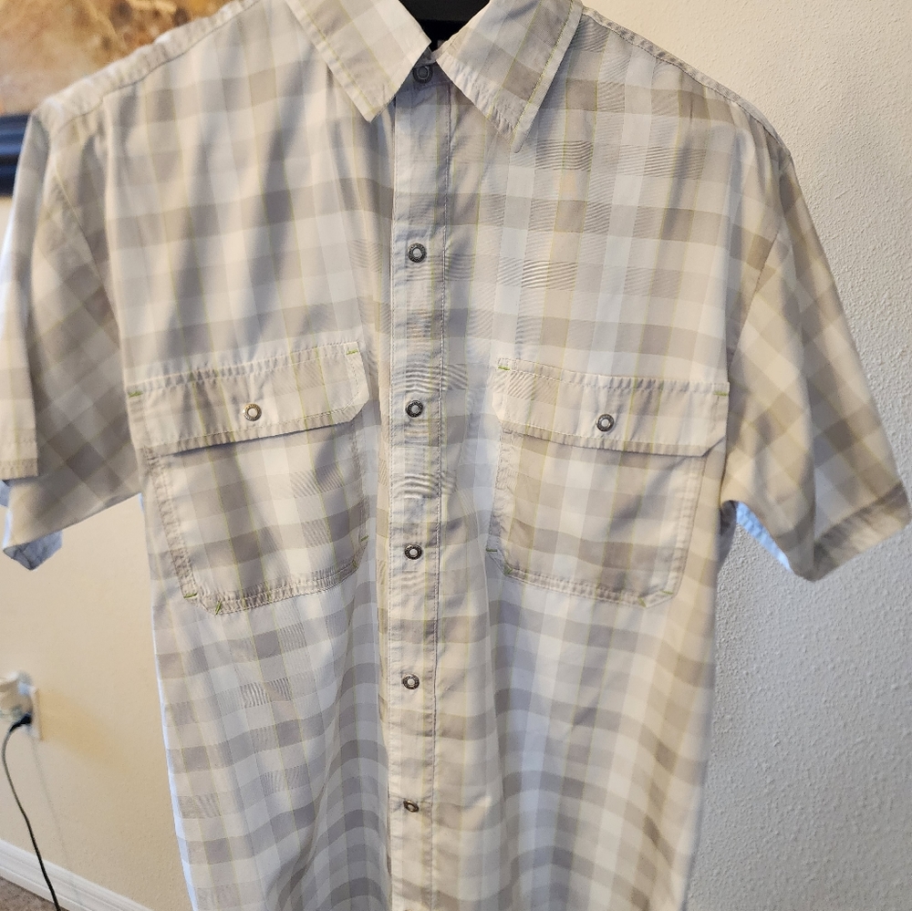 Men snap on buttons shirt short sleeve.  Size M